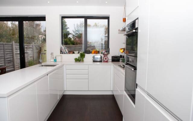 3 Bedroom Townhouse By Gloucester Road