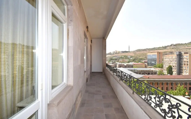 Spacious Apartment by Luxe Group TT606