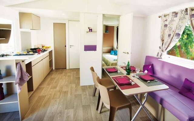 Cozy Mobile Home With Covered Terrace Close to the Beach