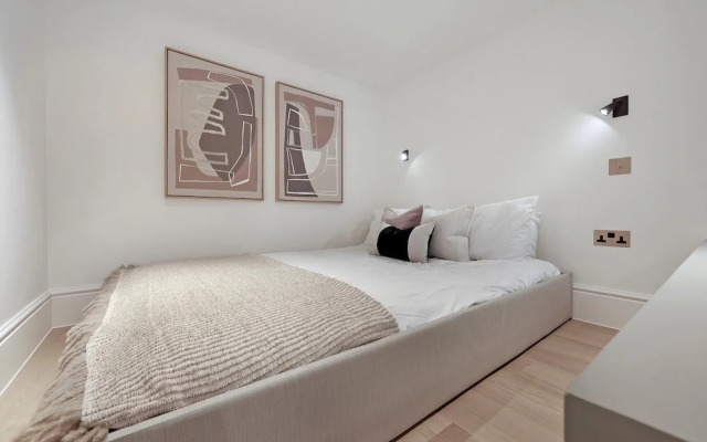 Stylish Earl's Court Studio Plus Patio