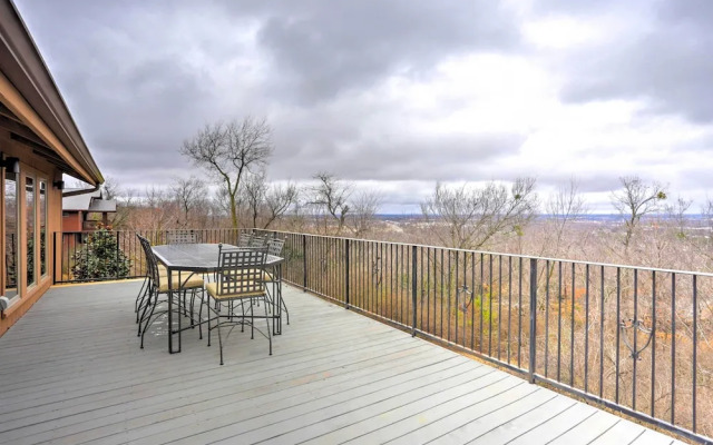 Beautiful Central Fayetteville Townhome w/ Views!