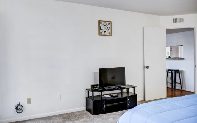 LovelyMedcenter area 3 BR, 2BA  condo w/grill
