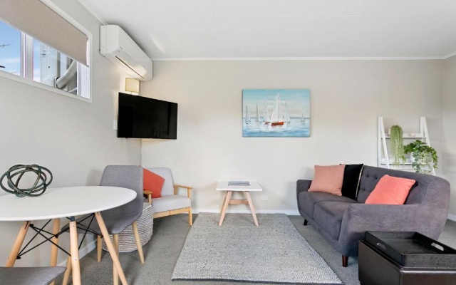 Stylish Cottage - A short stroll to the lake and 5 min drive to town – Guest Rooms – Taupo