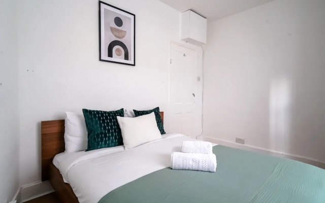 Liverpool Street 2BR City Apartment