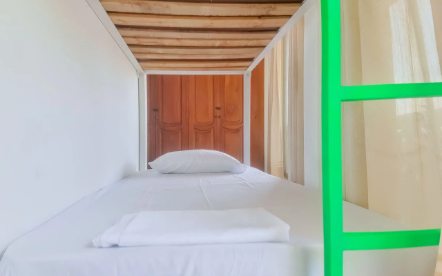 Wonderland Hostel By GB Collection