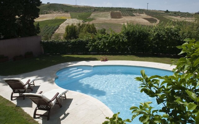 Luxury Holiday Home in Buseto Palizzolo with Pool