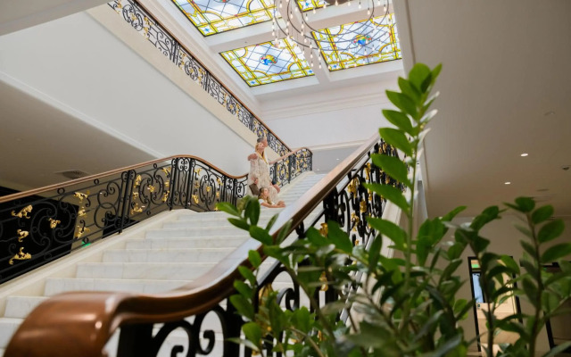 Astor Garden Hotel
