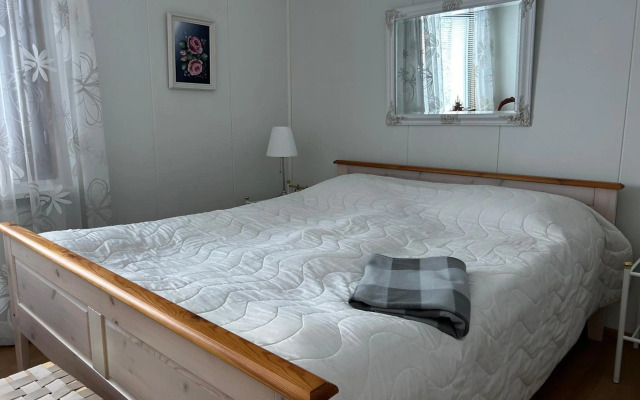 Tilava talo lähellä keskustaa