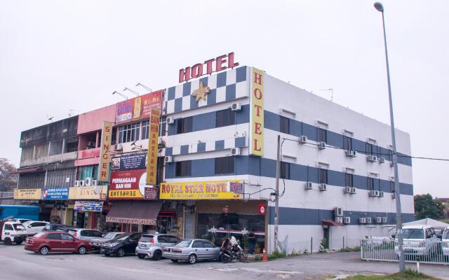 OYO 44010 Royals Star Hotel