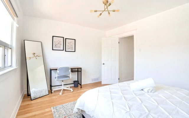 3BR Townhouse - St Clair West Village w Parking