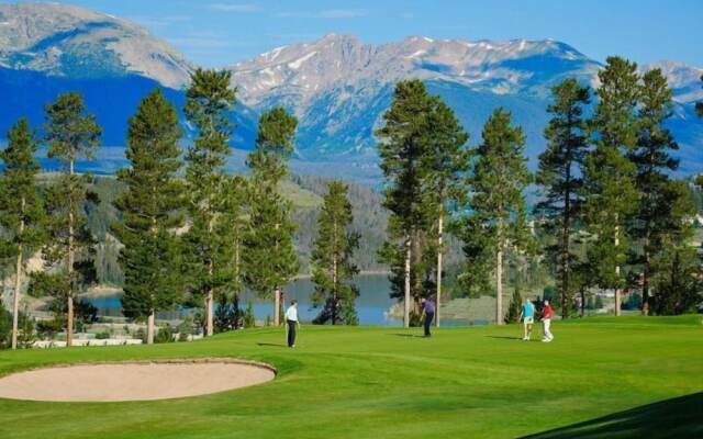 Private 3 Bedroom Townhome Located in East Keystone With Access to a Firepit, Hot Tub, and Billiards