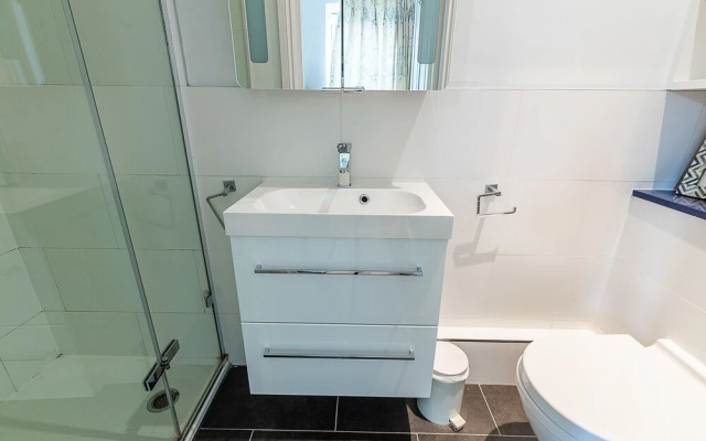 JOIVY Stunning 3 bed House Close to Westfield