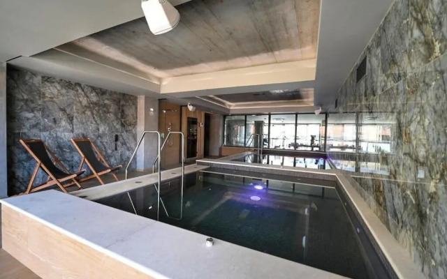 Aniroc Signature Hotel