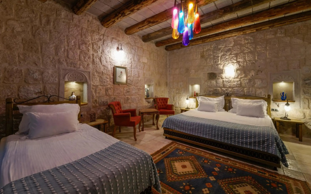 Hera Cave Suites