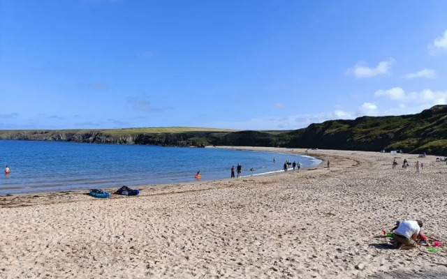 Homely, 4-bed House Close to Stunning Beach