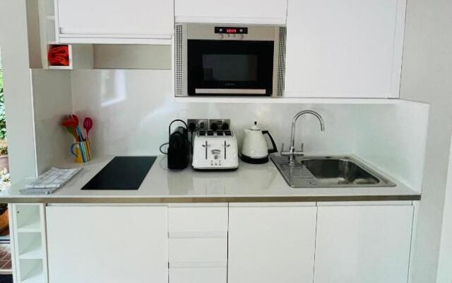 Studio Acorn private parking and garden