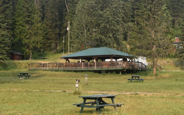 Helmcken Falls Lodge