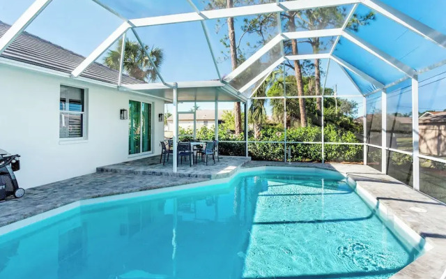 Tuscan Vacation Rental. Stylish 3-Bedroom Getaway Near Vanderbilt Beach Enjoy a Private Pool, Spacious Layout, and Modern Comforts Perfect for Families, Groups, and Pet-Friendly Stays
