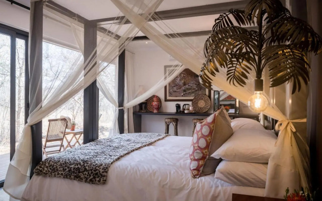 Safari Moon Luxury Bush Lodge