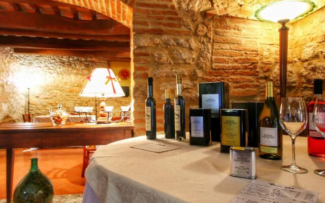 Apartment in a farmhouse with swimming pool