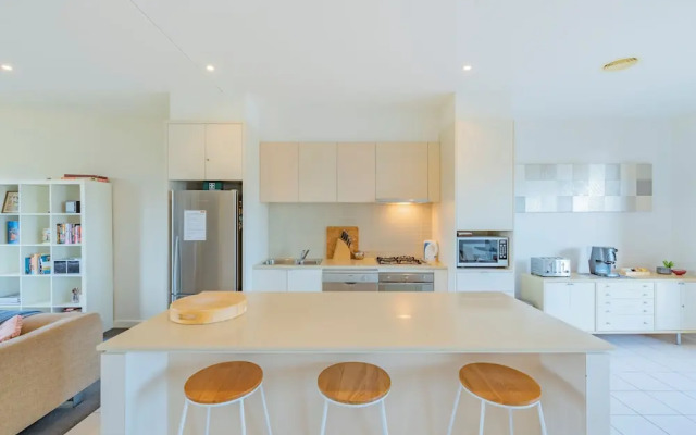 3 Bedroom Condo - Access to Pool Torquay