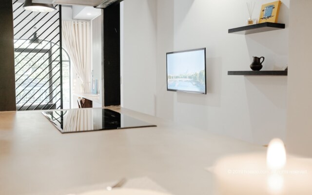 Parfait Studio private Balcony CBD