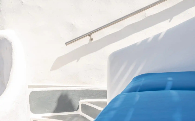 Apeiron Blue Santorini - Sustainable Adults Only 14+