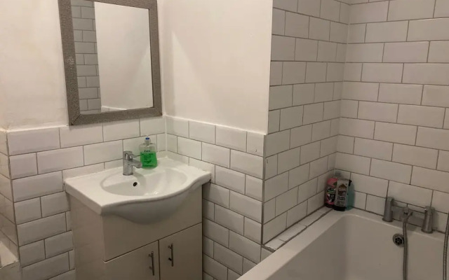 3 Bed Flat - Sleeps 6 - Parking - Wifi