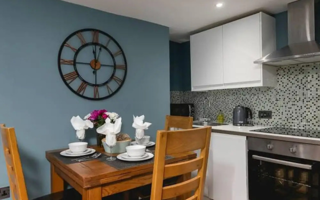 Short Walk to Brighton Beach Condo With Patio