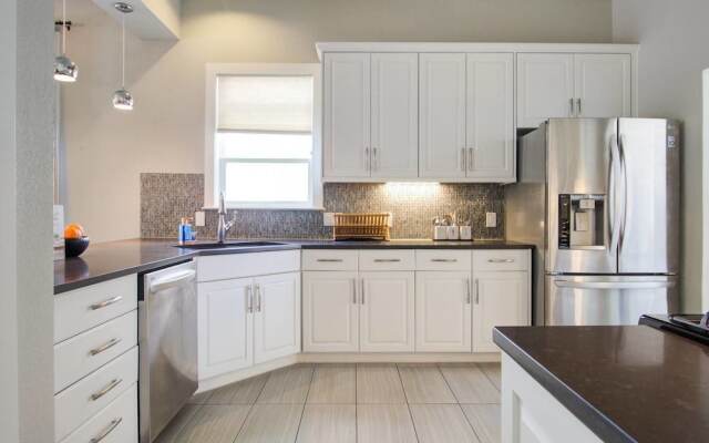 Massive 14 Bed/3.5ba Downtown Home by Domio