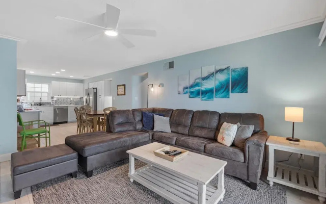 Colony Beach Club 101
