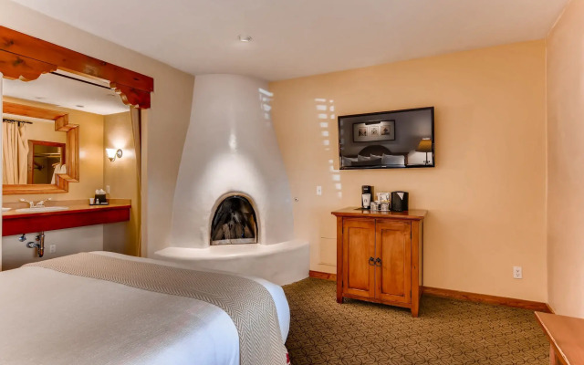 Piñon Court By La Fonda