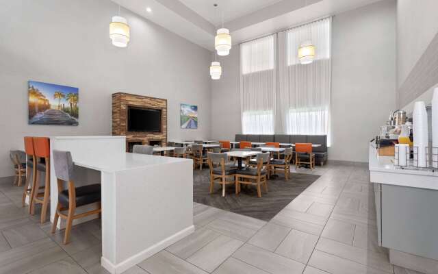 La Quinta Inn & Suites by Wyndham Ft. Pierce