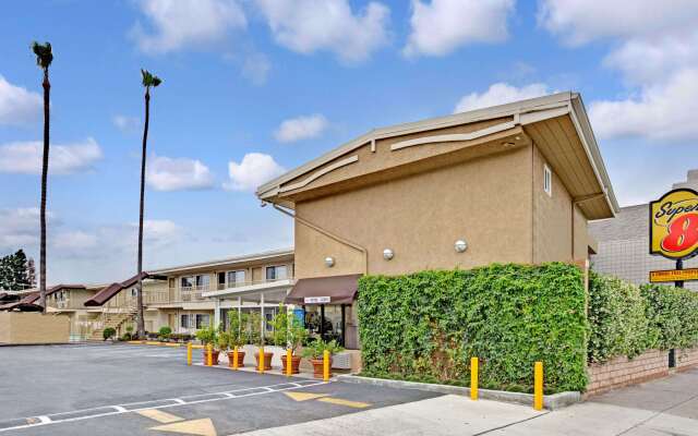 Super 8 by Wyndham Los Angeles-Culver City Area