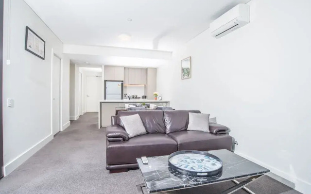 2bed1bath High-end APT at Olympic Parkviews+p