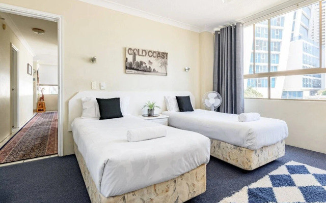 Bright 2 Bedroom Apartment in the Heart of Surfer's Paradise