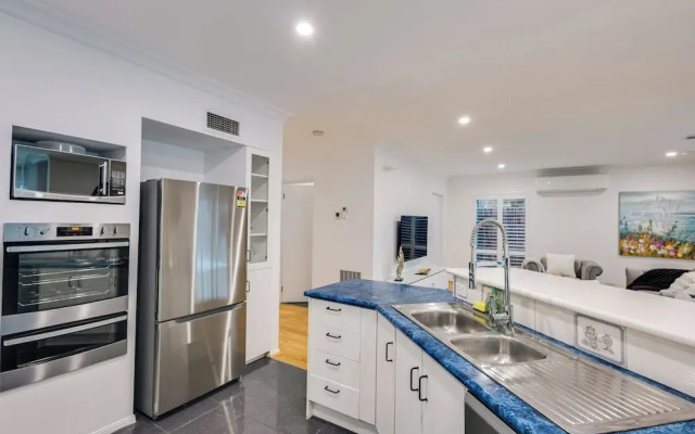 StayAU 6BRM Lakeview Villa Holiday Stay