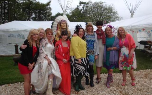 Pinewood Park-Tipis Hot Tubs And Lodges