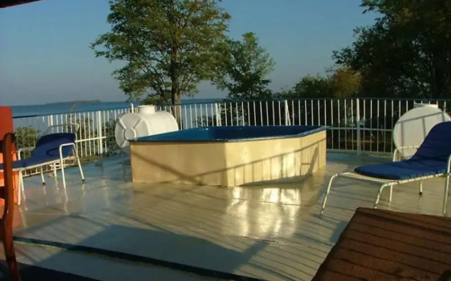 Houseboat With Aircon and Splash Pool - 2128