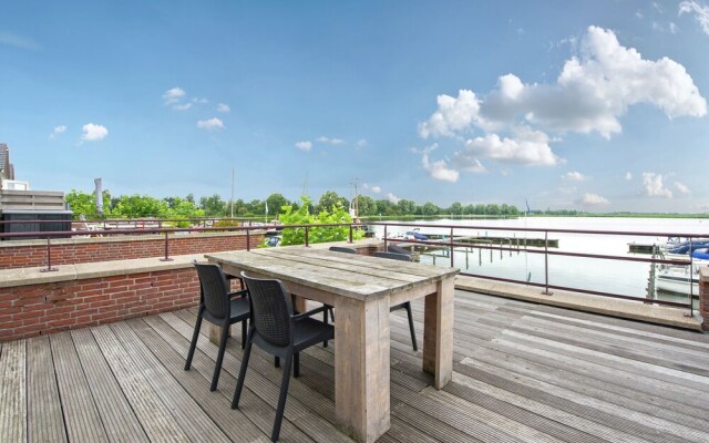 Tidy apartment with dishwasher, close to Amsterdam