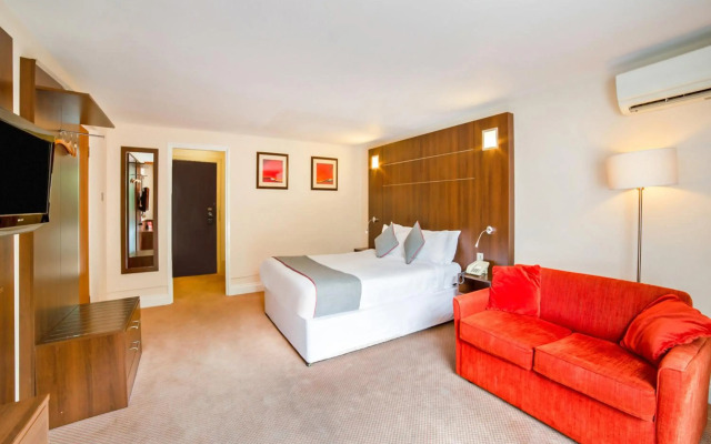 OYO The Bridge House Hotel