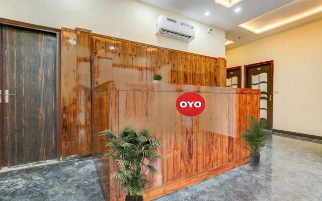 OYO Flagship 70098 Moon Trip