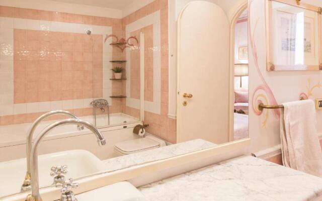 Piazza Colonna Apartment - Charme Homes