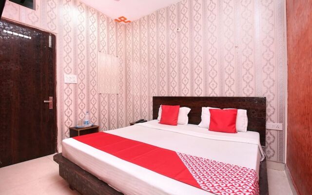 OYO 19565 Hotel Galaxy