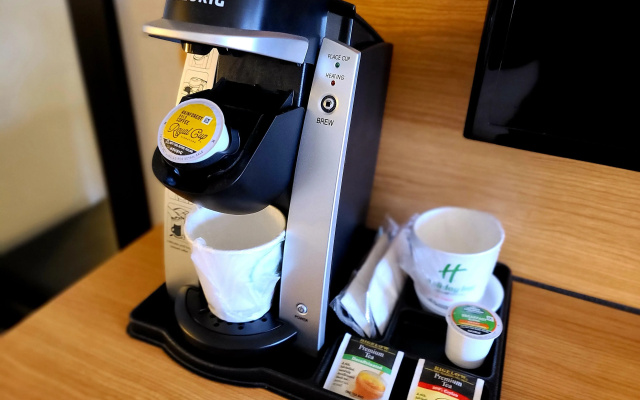Holiday Inn & Suites Bloomington-Airport
