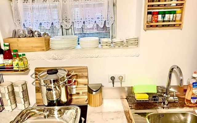 New Hostel Berlin Mitte FREE SNACK hot tea and coffee
