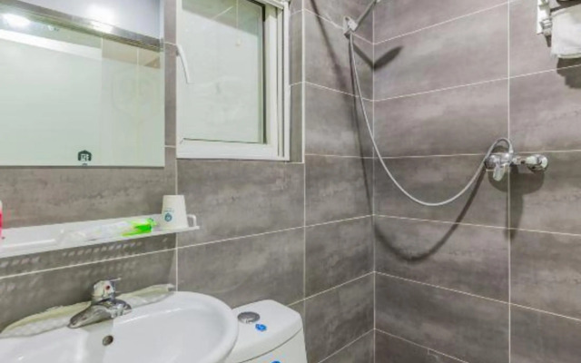 aimoHotel (Beijing Public Welfare Xiqiao Subway Station)