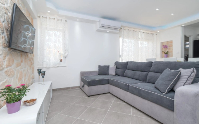 New 4* apartment "Orto" in the center of Trogir