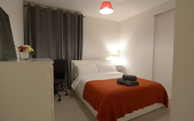 City Centre Hunsaker 3 Bedroom Serviced Apartment + Parking