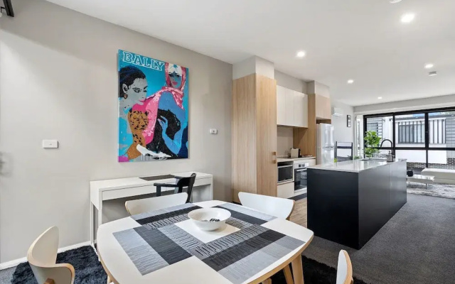 Modern 3-bedroom Townhouse in Quiet Greenway